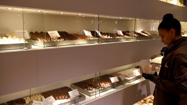 Café Luitpold: In the cake display case, cakes and tarts are presented close together, each one a small work of art.