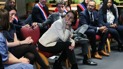 The Minister of National Education, Amélie Oudéa-Castéra, alongside Prime Minister Gabriel Attal, in a classroom at the Saint-Exupéry college in Andrésy (Yvelines), January 12, 2024. (ALAIN JOCARD / POOL)