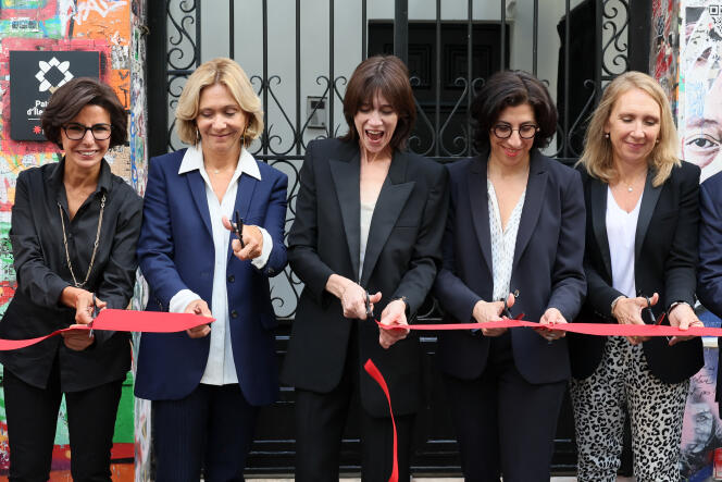 Rachida Dati, the mayor of the 7th arrondissement of Paris, Valérie Pecresse, the president of the Ile-de-France regional council, Charlotte Gainsbourg, Rima Abdul-Malak, then minister of culture, and Carine Rolland, deputy mayor of Paris in charge of culture, during the inauguration ceremony of Maison Gainsbourg, in Paris, September 14, 2023. 