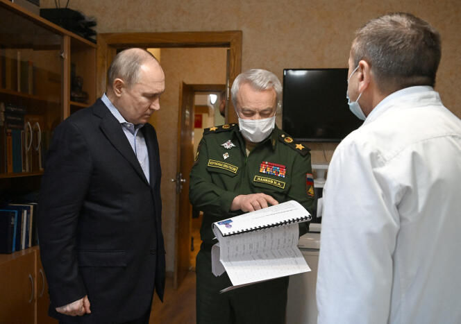 Russian President Vladimir Putin visits the Vishnevsky military clinic of the Russian Defense Ministry on the outskirts of Moscow, January 1, 2024.