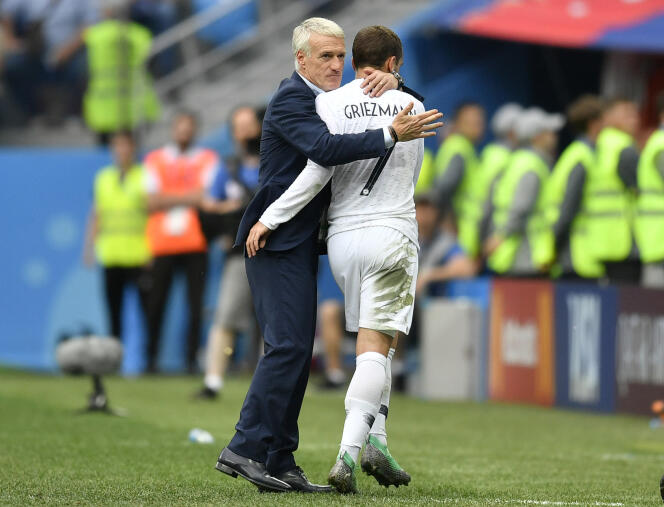 Antoine Griezmann congratulated by the coach of the France team, Didier Deschamps, during the quarter-final of the World Cup against Uruguay, in Nizhni Novgorod (Russia), June 6, 2018. 
