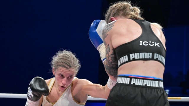 Boxer Rupprecht: Rupprecht (left) gave her Czech opponent Fabiana Bytiqi no chance in her points victory in Berlin on Saturday.