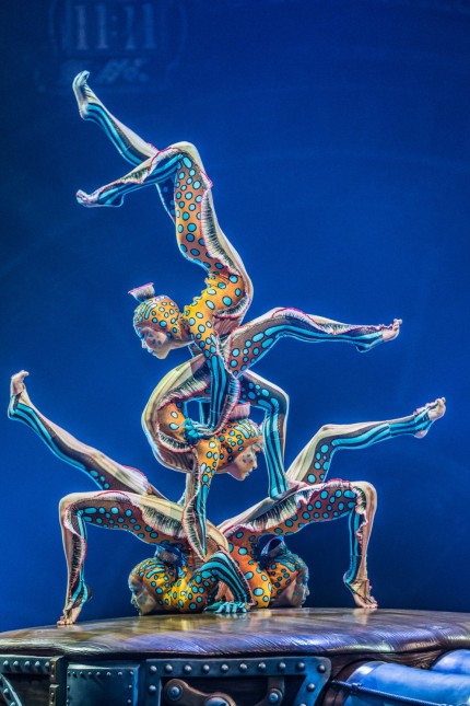 Cirque du Soleil in Munich: Sea cucumbers provided the inspiration for the costumes of the contortion artists on the giant mechanical hand.