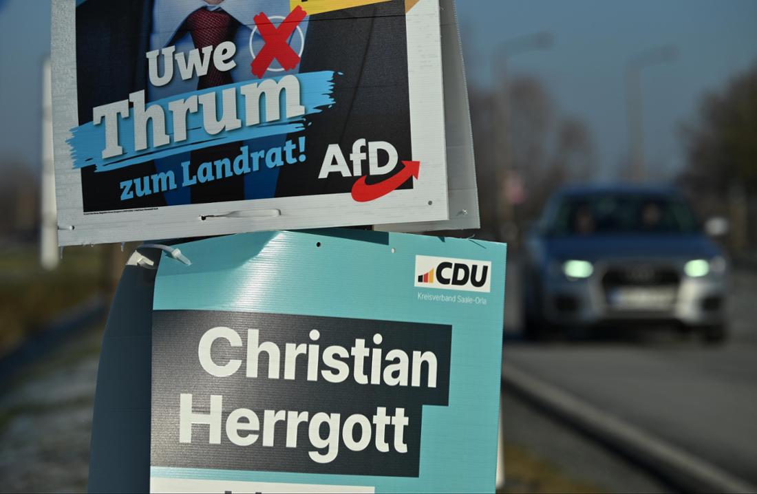 Election posters from the AfD and CDU hang on the side of the road before the district elections in the Saale-Orla district on January 14th.