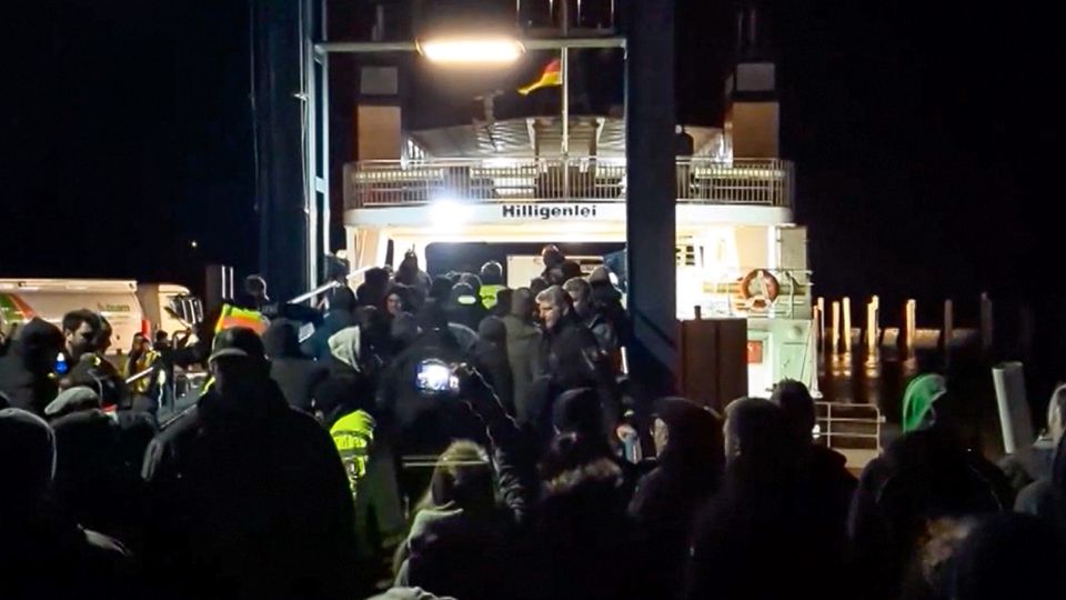 Video from the farmers' protest: Angry mob blocks Vice Chancellor Habeck's ferry