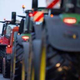 Tractors drive towards a protest demonstration at the Brandenburg Gate towards the city center on January 15, 2024.  (Source: dpa/Sebastian Gollnow)