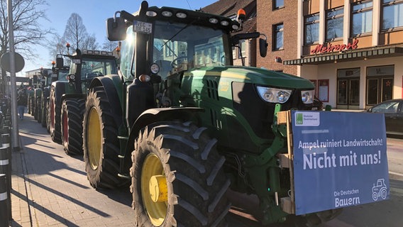 A tractor parade drives through the city center of Vechta.  Farmers protest against the federal government's tax plans.  © NDR/Thomas Schwierzi Photo: Thomas Schwierzi