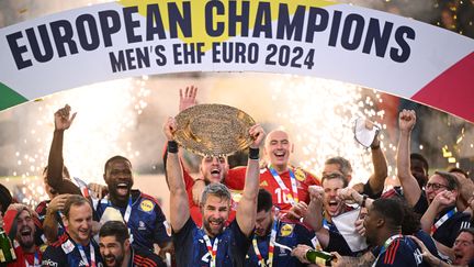 The captain of the French team, Luka Karabatic, lifts the European champion trophy among his teammates, at the end of the Euro final between France and Denmark, January 28, 2024 in Cologne (Germany).  (KIRILL KUDRYAVTSEV / AFP)