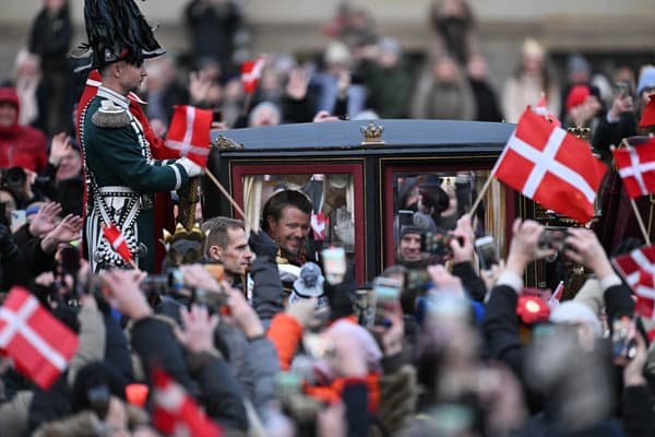 Le roi Frederik X et son épouse la reine Mary, déambulent en carrosse dans les rues de Copenhague après leur proclamation au trône, le 14 janvier 2024.