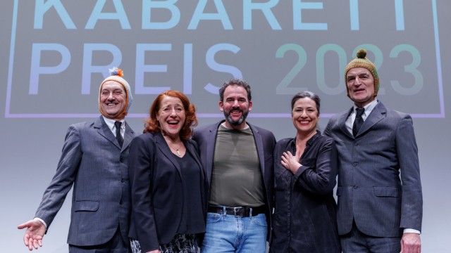 German Cabaret Prize: Last year's winners Ulan and Bator (Sebastian Rüger and Frank Smilgies) frame this year's honorees: next to Luise Kinseher (2nd from left) are Philipp Scharrenberg (middle), who received the program prize, and Eva Eiselt (2nd from right ) who got the special price.
