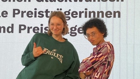 Blattmacher competition 2022/23: Laura Gold (left) from the Friedo school newspaper editorial team interviewed the singer Gündalein.