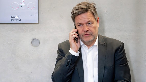Robert Habeck, Federal Minister for Economic Affairs and Climate Change (The Greens), is leaning against a wall and talking on the phone.  © dpa picture alliance / Flashpic Photo: Jens Krick