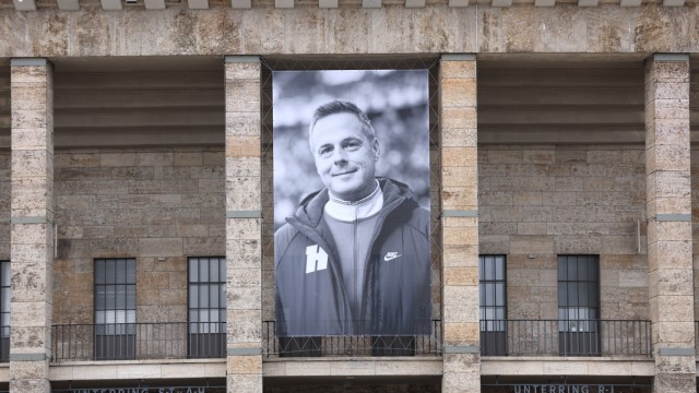 Hertha BSC: The Olympic Stadium has been transformed into a place of pilgrimage in the past few days: numerous fans have laid down roses, scarves and candles;  There is a huge amber portrait in front of a wall.