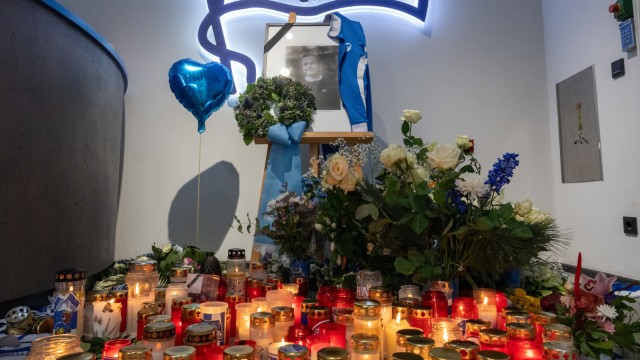 Mourning at Hertha BSC: Candles, flowers and a photo were placed in the office in memory of Hertha President Kay Bernstein, who died suddenly.