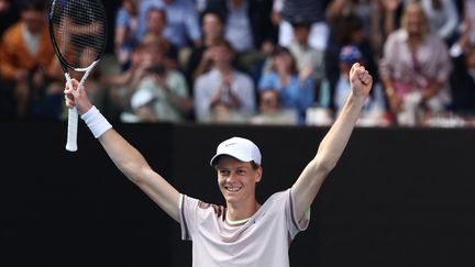 The joy of Jannik Sinner after his victory against Novak Djokovic in the semi-final of the Australian Open, in Melbourne, January 26, 2024. (DAVID GRAY / AFP)