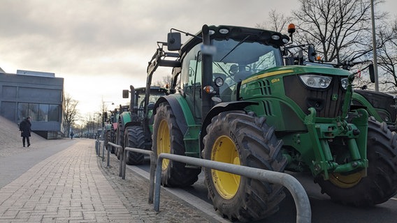 Farmers demonstrate with their tractors at the Maschsee in Hanover © NDR Photo: Alexander Kröger