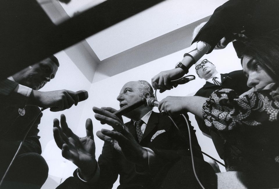 With a cigar, surrounded by microphones: the then Foreign Minister Walter Scheel in 1969