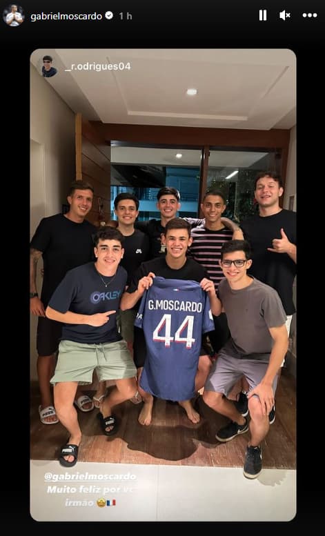 Gabriel Moscardo poses with his loved ones wearing his new PSG jersey, January 25, 2024