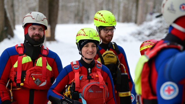 Exercise on the Floßlände: Course leader Julia Kaeß and her colleagues from the water rescue team train ice rescue on the Floßlände.