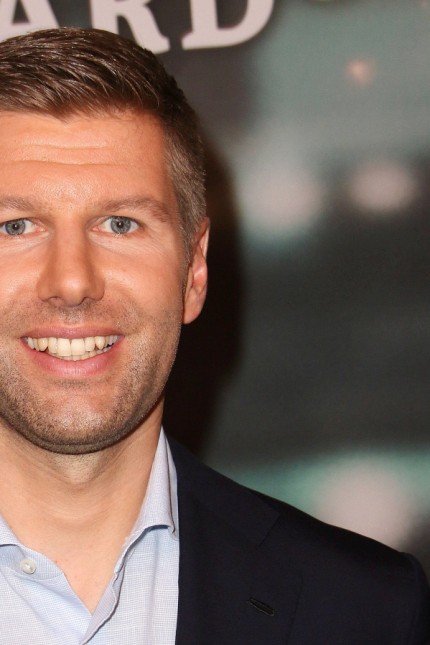 Cultural program Salon Luitpold: In 2014, Thomas Hitzlsperger became the first German professional footballer to admit his homosexuality.  He supports initiatives against xenophobia, racism and right-wing extremist violence.