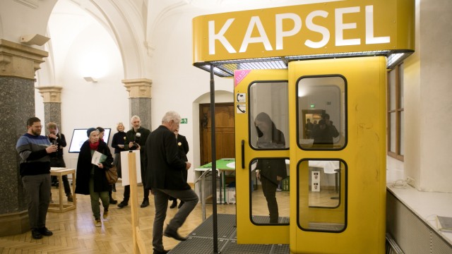 Exhibition in the town hall: City planning officer Elisabeth Merk and Mayor Dieter Reiter climb into the "Time capsule" converted telephone booth.