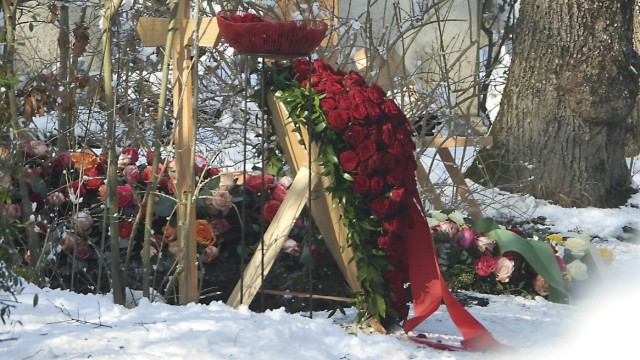 Munich: Flowers and wreaths decorate the grave site in the cemetery.