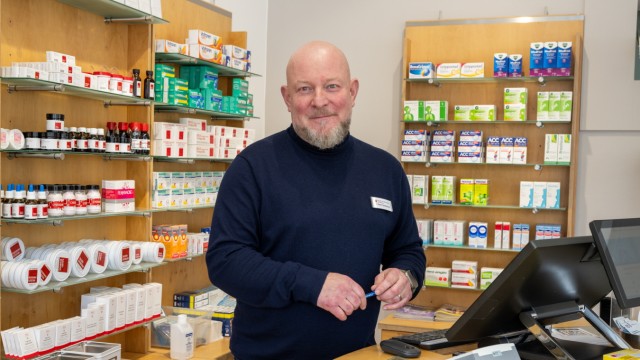 Supply bottlenecks for medicines: Pharmacist Peter Sandmann is unable to give many patients the prescribed medication.