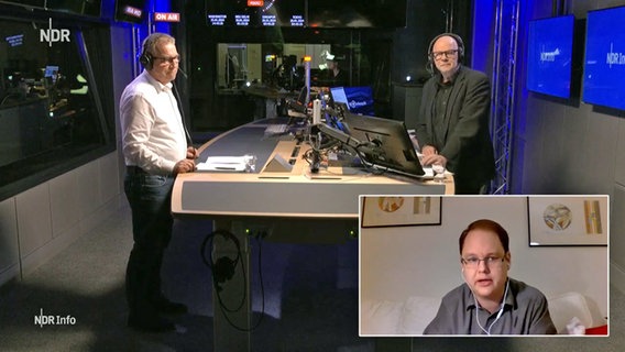 Moderator Andreas Kuhnt (r.) stands with a guest in the NDR Info radio studio.  © NDR 