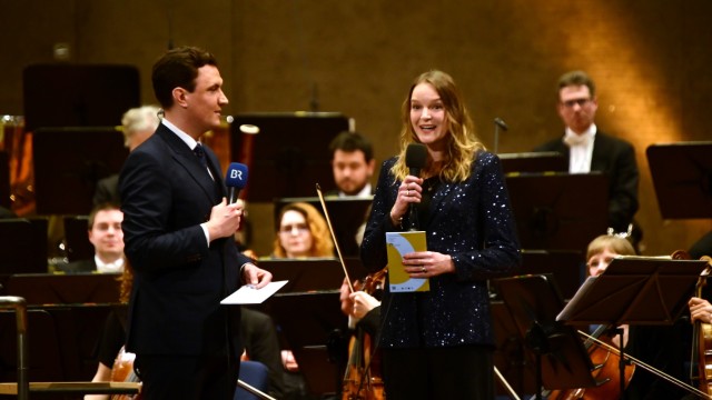 SZ Advent calendar: Sandra Geisler, managing director of the SZ donation aid organization, raves about the long-standing collaboration with the BRSO in an interview with moderator Maximilian Maier.