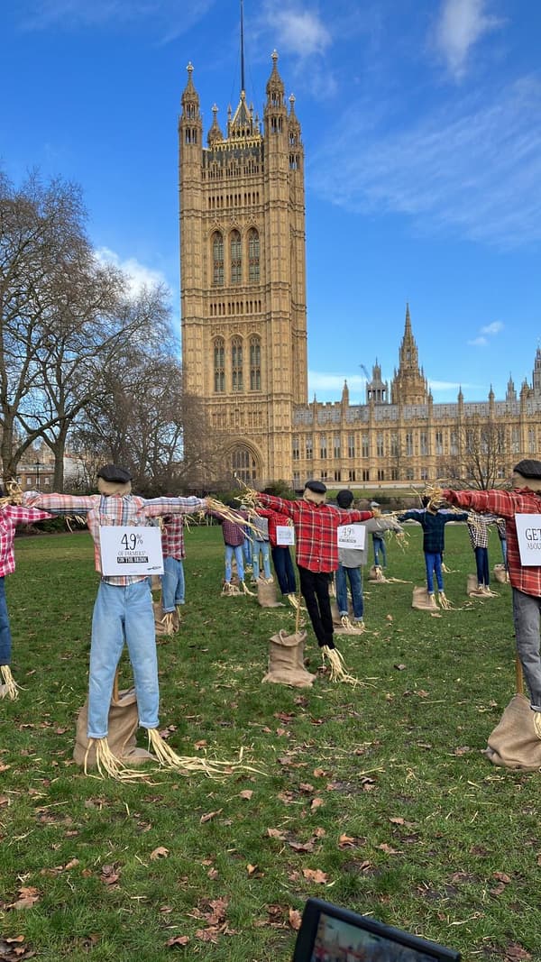 British farmers placed 49 scarecrows in front of Victoria Tower Gardens (London) on January 22, 2024, to alert them to their situation.