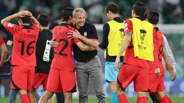 Saudi Arabia fails at the Asian Cup: Coach Jürgen Klinsmann (center) congratulates his South Korean national players.