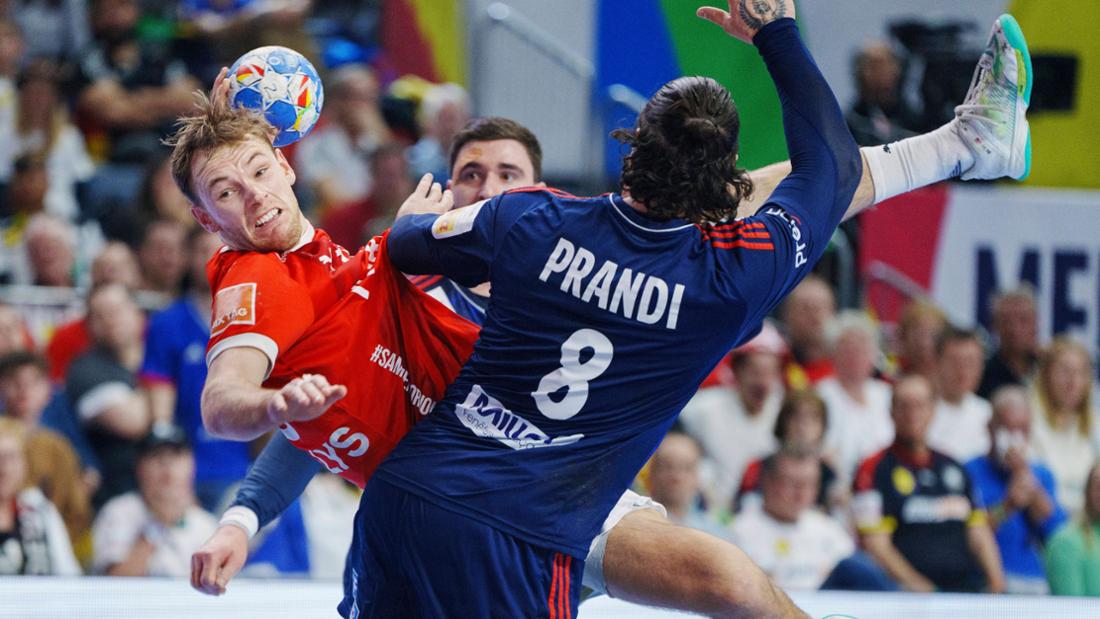 Dänemark (mit Mathias Gidsel, l.) und Frankreich (mit Elohim Prandi, r.) schenken sich im Finale der Handball-Europameisterschaft nichts.