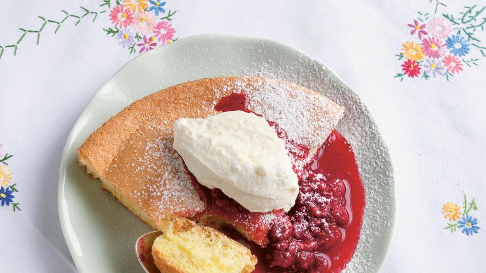 Snow omelet with raspberries