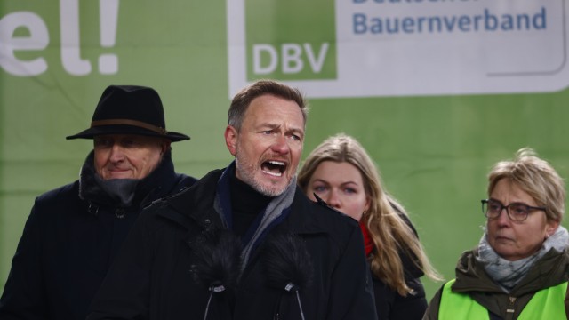 Protests in Berlin: Christian Lindner during his appearance at the farmers' demonstration.  Left in the picture: Joachim Rukwied.