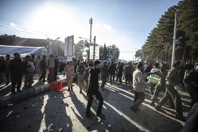 People flee after the double explosion that occurred on January 3, 2024 in Kerman, Iran, near the tomb of General Ghassem Soleimani, killed in 2020.