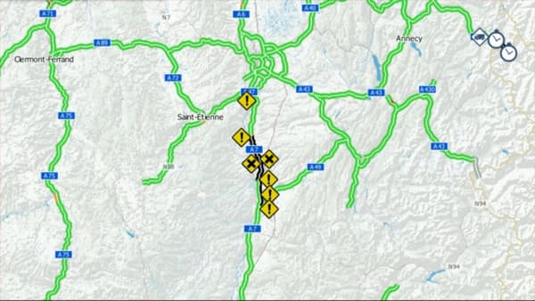 The A7 motorway is blocked in both directions in Drôme by farmers on January 23, 2024.
