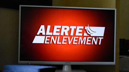 The kidnapping alert banner on a television, June 8, 2023. (MAGALI COHEN / HANS LUCAS / AFP)