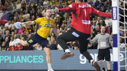 French goalkeeper Samir Bellahcene in the duel with Swede Hampus Wanne, during the Euro semi-final between France and Sweden, in Cologne (Germany) on January 26, 2024. (MARTIN MEISSNER / AP)