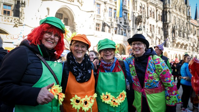 Überblick: Blumenkinder vor dem Rathaus bei "München narrisch".