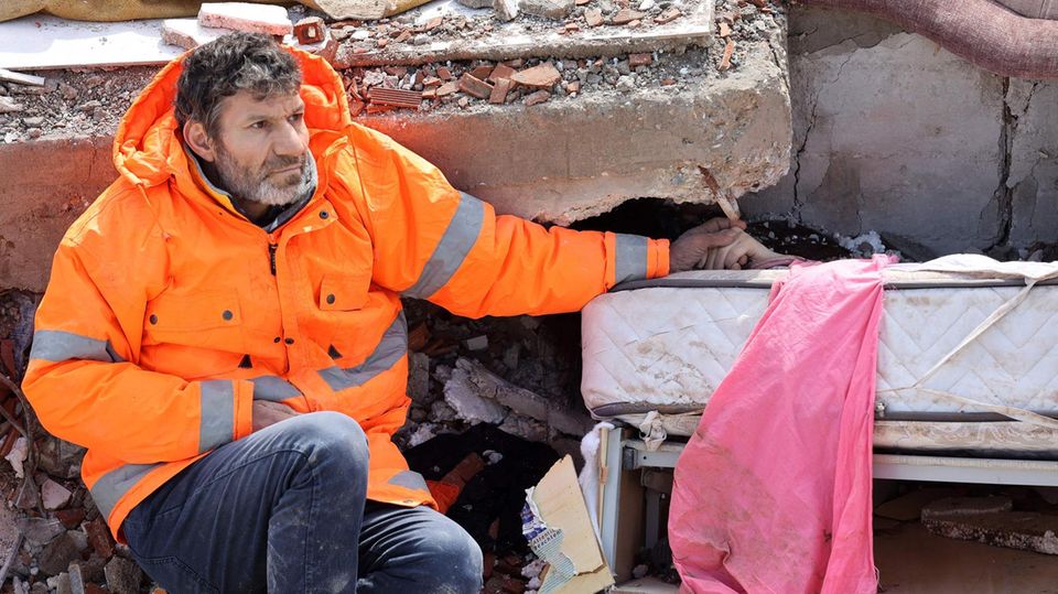 Earthquake Türkiye Father won't let go of dead daughter's hand