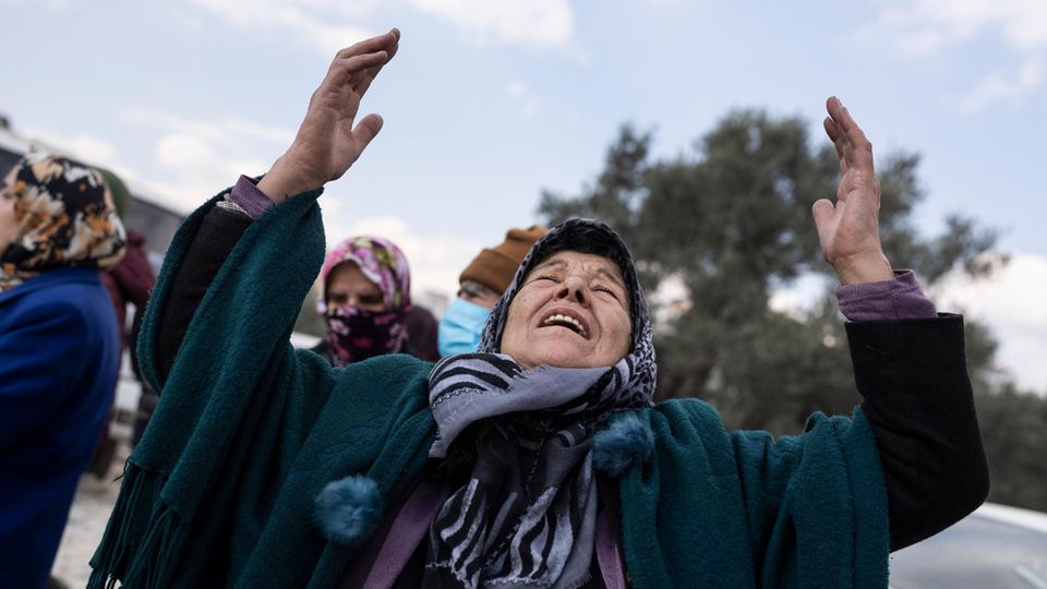 A desperately grieving woman in Antakya, Turkey