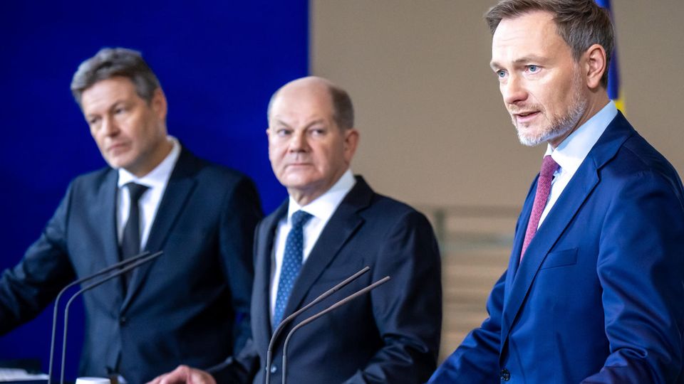 The traffic light partners Habeck (l.), Scholz and Lindner during a press statement on the agreement for the 2024 federal budget