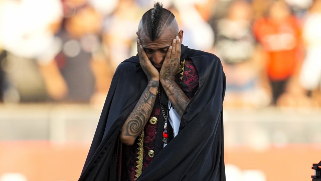 Transfer from Arturo Vidal to Colo Colo: Vidal sheds tears during his inaugural speech - and promises to win the Copa Libertadores.