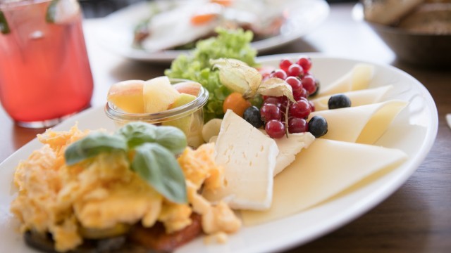 Café Ludwig: cheese, scrambled eggs, fruit: the café focuses on classics for breakfast.