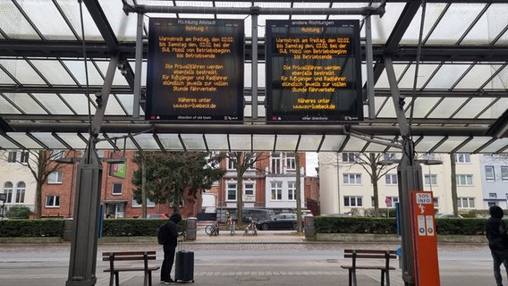 Two information boards at the Lübeck central bus station provide information about the warning strike on February 2, 2024. © NDR Photo: Julian Marxen