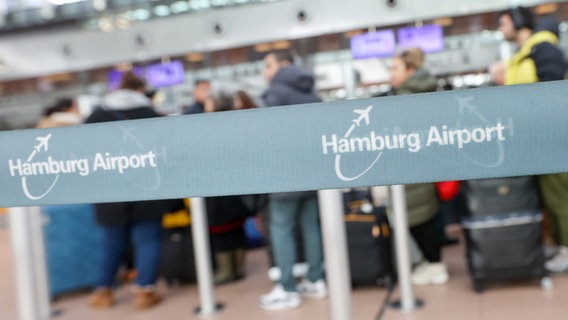Travelers stand in a queue at check-in counters in Terminal 1 at Hamburg Airport.  © picture alliance / dpa Photo: Bodo Marks