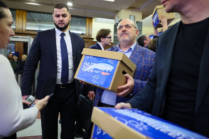 Le candidat d'opposition Boris Nadejdine dépose ses signatures au siège de la commission électorale centrale, le 31 janvier 2024 à Moscou (Russie). (VERA SAVINA / AFP)