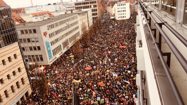 Rallies in Bavaria: According to police reports, 25,000 people took part in the rally against right-wing extremism at the Nuremberg Kornmarkt on Saturday.
