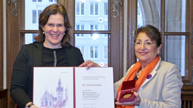 Five for Munich: Mayor Verena Dietl presents Corina Toledo with the medal "Munich shines".