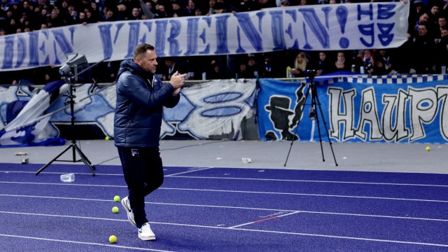 Protests in football: Negotiations with the fans: Hertha coach Pal Dardai tried to contain the protests.  The yellow tennis balls are clearly visible on the blue tartan track.